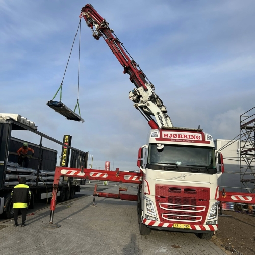 Krankørsel med løft af stålplader fra lastbil i Hjørring.
