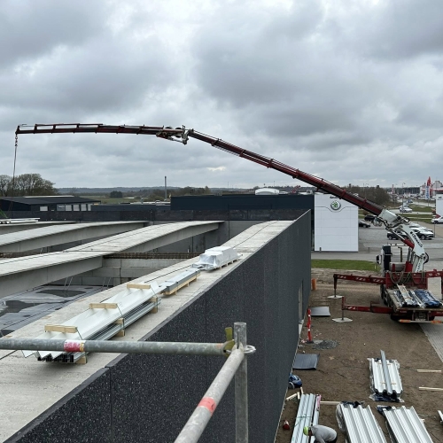 Krankørsel med materialer til taget på erhvervsbyggeri i Hjørring.