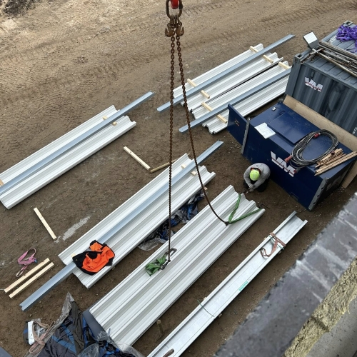 Krankørsel set fra oven med løft af stålelementer i Hjørring.