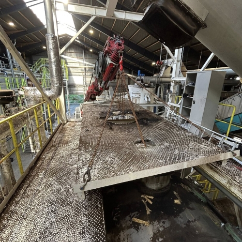 Krankørsel indendørs med løft af ståldækplade i fabrikshal i Aalborg.