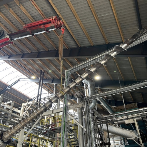Krankørsel med lang snegl løftet ind over stålkonstruktion i Aalborg.