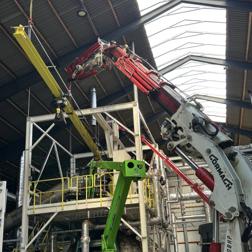 Krankørsel med gul bjælke løftet ved montagearbejde i Aalborg.