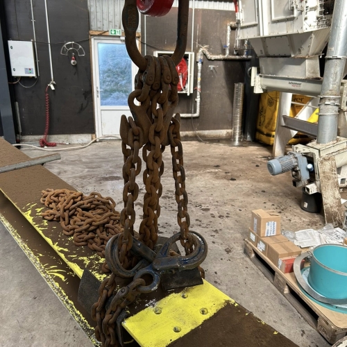 Krankørsel med kæder fastgjort til gul stålbjælke i Aalborg.