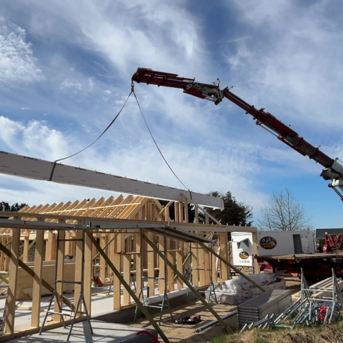 Krankørsel med lang træbjælke monteret på trækonstruktion.