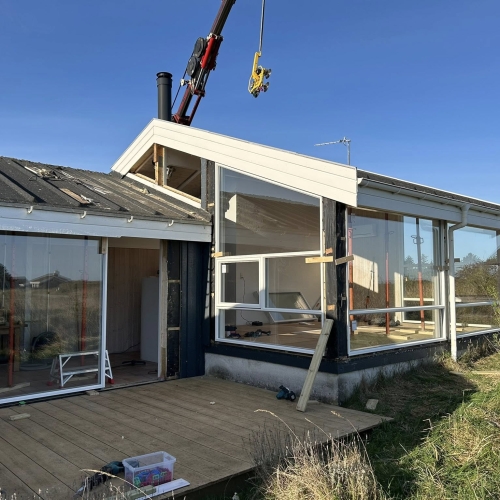 Krankørsel ved hus med montering af store glasruder.