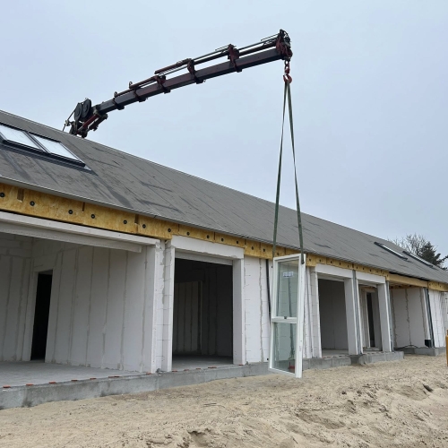 Krankørsel med vindue hævet op til tag på nybyggeri.
