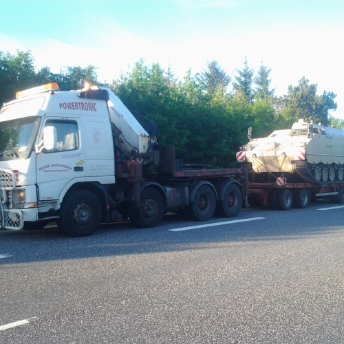 Særtransport af pansret bæltekøretøj på vej til Aalborg