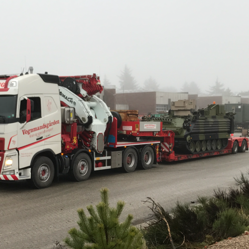 Særtransport af militært bæltekøretøj til Aalborg