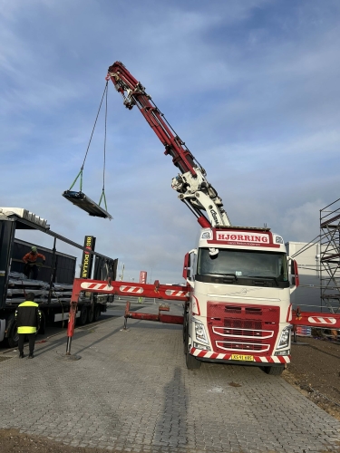 Krankørsel med løft af stålplader fra lastbil i Hjørring.