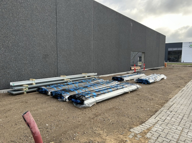 Krankørsel med byggematerialer lagt ved facade i Hjørring.