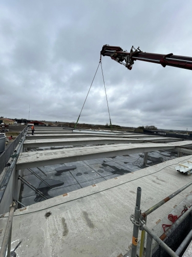 Krankørsel med løft af stålbjælker til tagkonstruktion i Hjørring.