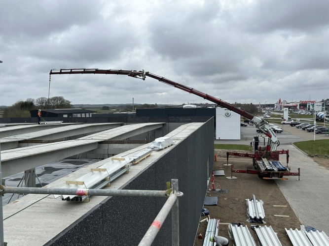 Krankørsel med materialer til taget på erhvervsbyggeri i Hjørring.