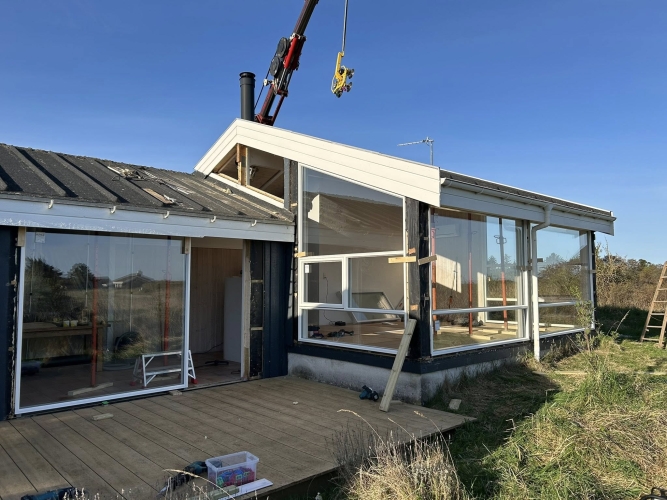 Krankørsel ved hus med montering af store glasruder.