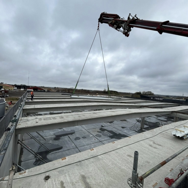 Krankørsel med løft af stålbjælker til tagkonstruktion i Hjørring.