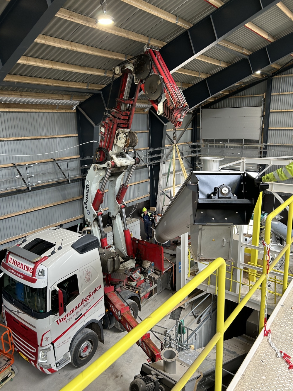 Indendørs krankørsel til montering af produktionsudstyr.