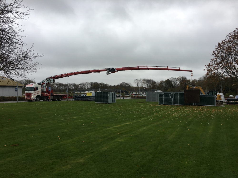 Krankørsel til opsætning af hegn på græsareal i Aalborg.