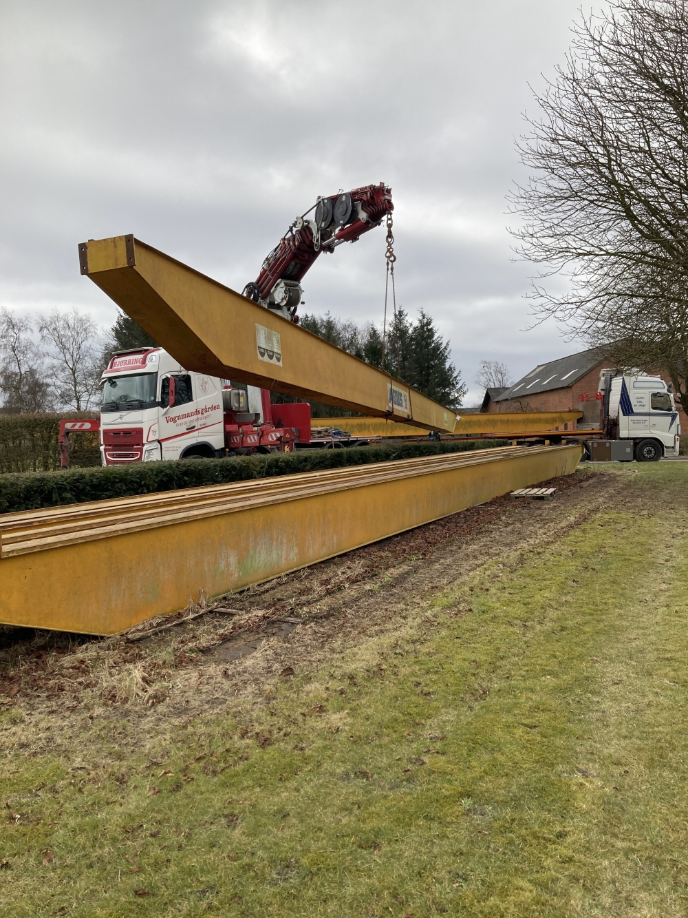 Krankørsel med transport af store stålkonstruktioner.