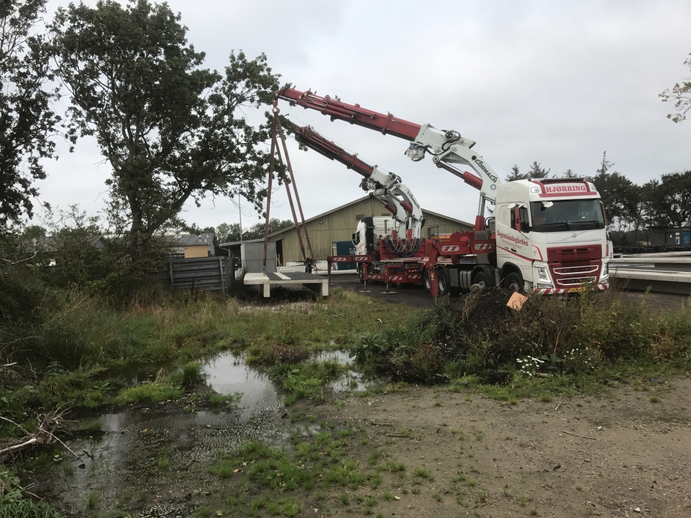 To mobilkraner i krankørsel med betonplatform i Hjørring.