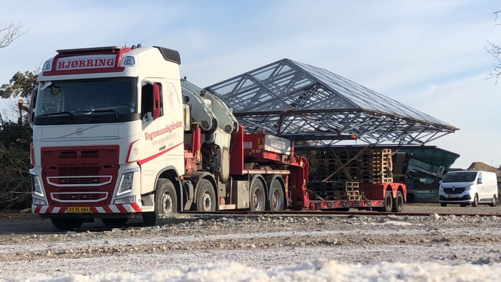 Lastbil med særtransport af stålkonstruktion i Danmark.