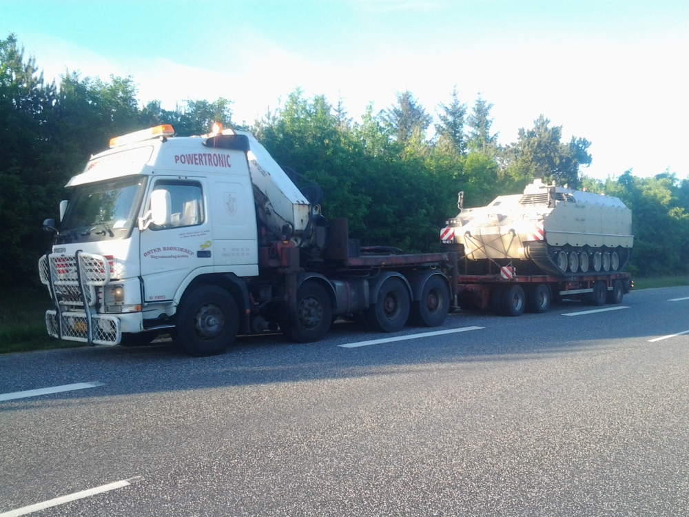 Særtransport af pansret bæltekøretøj på vej til Aalborg