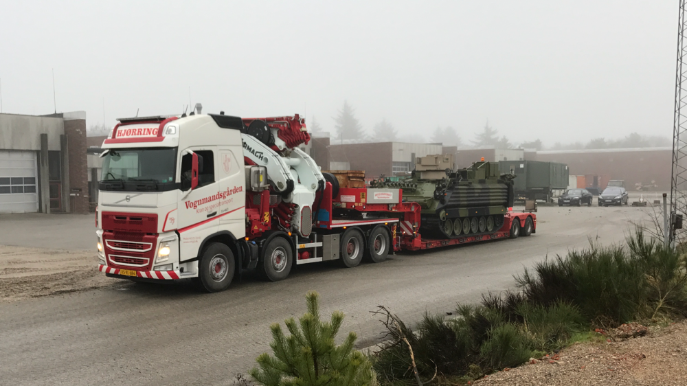 Særtransport af militært bæltekøretøj til Aalborg